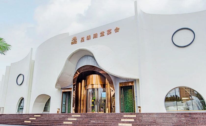 30000平独栋园区建筑面积，7大主题厅，500平户外草坪，现代美学设计融为一体的综合宴会礼堂。