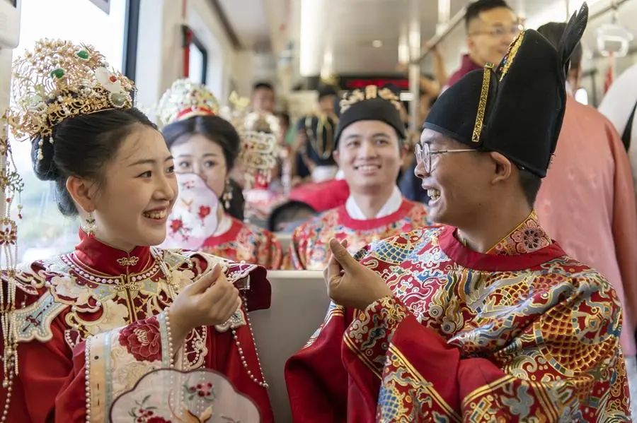 新华网：年轻人“爆改”婚礼！